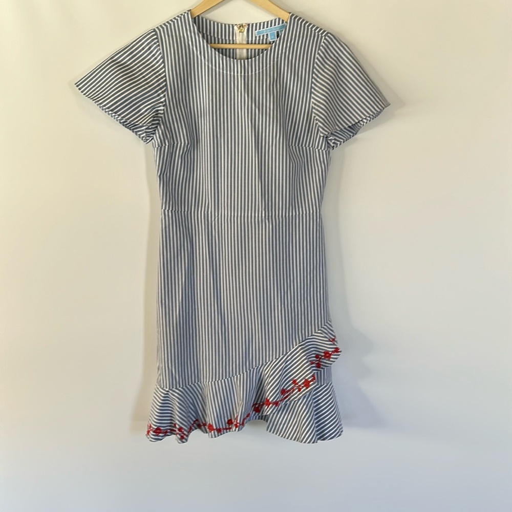 This is a fitted flirty seersucker style dress. Excellent condition .